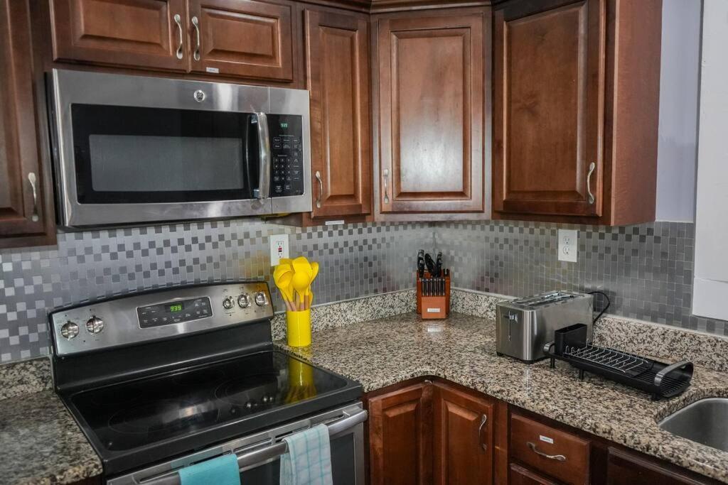 Historic Coastal Haven- Pet Friendly Fast Wi-Fi Villa Norfolk Exterior photo