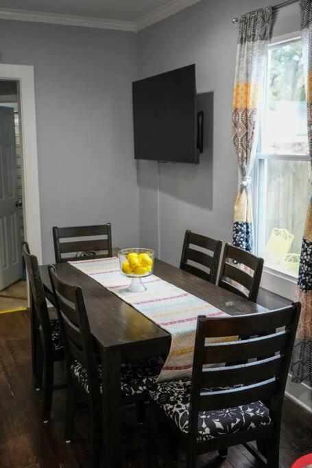 Historic Coastal Haven- Pet Friendly Fast Wi-Fi Villa Norfolk Exterior photo