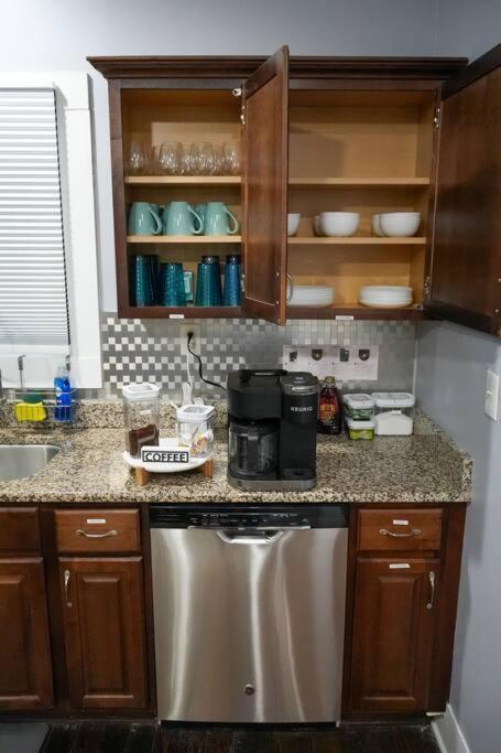 Historic Coastal Haven- Pet Friendly Fast Wi-Fi Villa Norfolk Exterior photo
